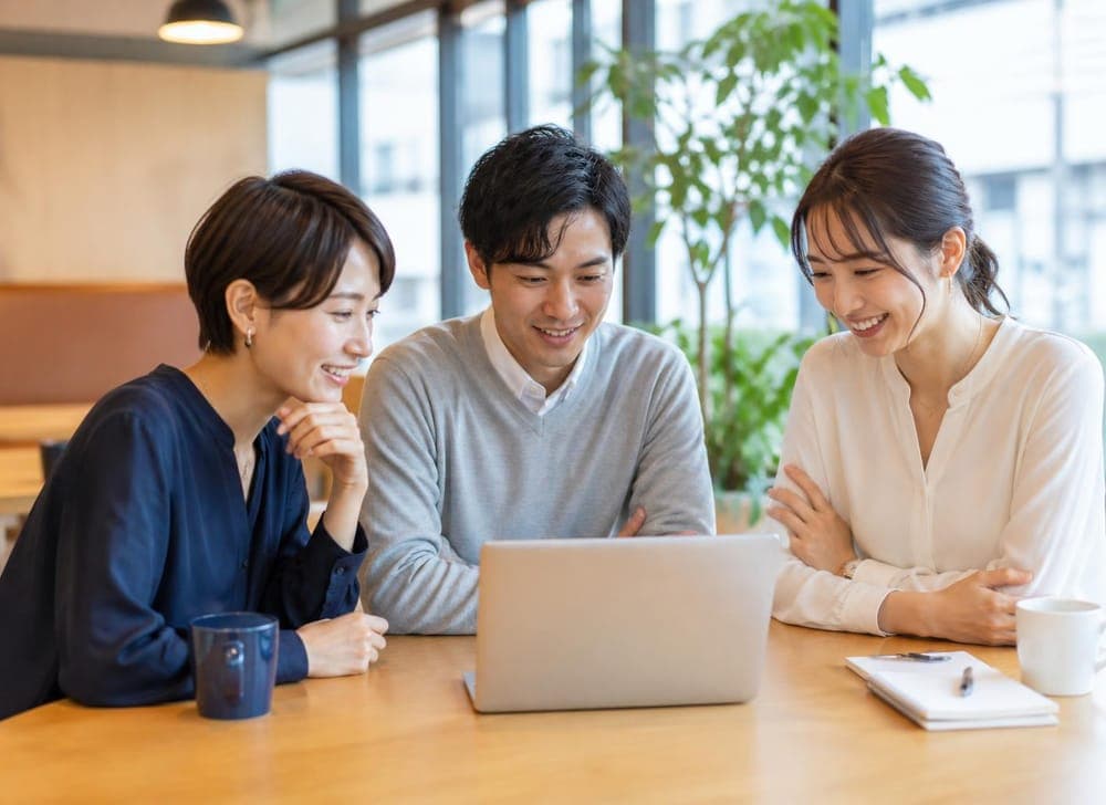 画面を見ながら内容を確かめる3人