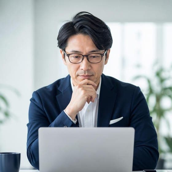 ノートパソコンで内容を確認する管理者