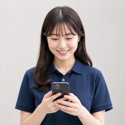 スマホから投稿案を送るメンバー