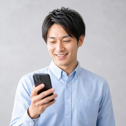 スマホから投稿案を送るメンバー