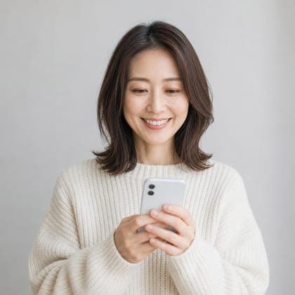 スマホから投稿案を送るメンバー
